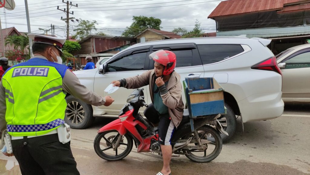 Gelar Ops Yustisi, Polres Kutim Bagikan Masker kepada Masyarakat 7