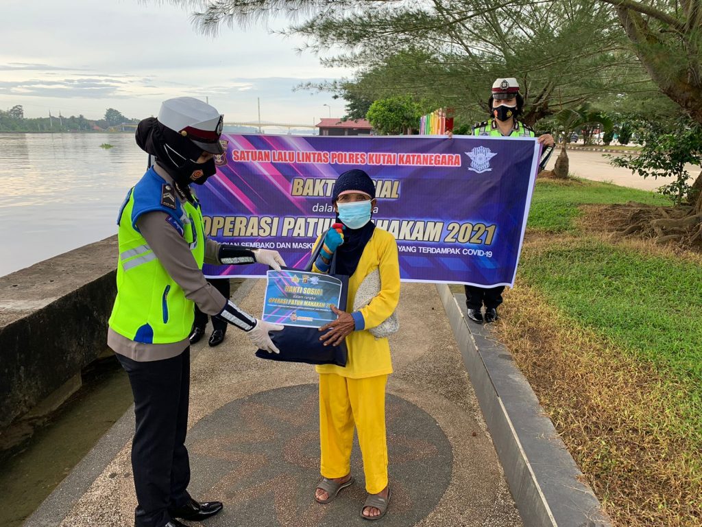 Ops Patuh Mahakam 2021, Satlantas Polres Kukar Laksanakan Baksos Sembari Sosialisasikan Prokes 7 11