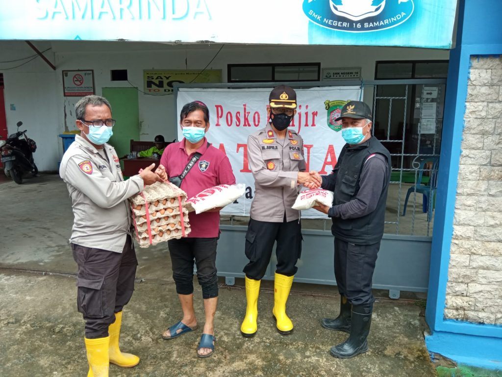 Tinjau Kondisi Genangan Air di Pemukiman Warga, Polsek Sungai Pinang Serahkan Bantuan Sembako Ke Posko Banjir 7 4