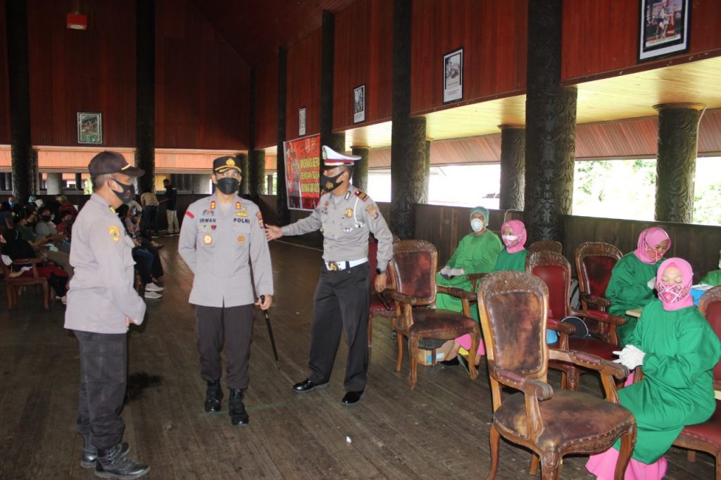 Polres Kubar Sukses Melaksanakan Vaksinasi Beradat 1.200 Dosis Dalam Sehari 7 6