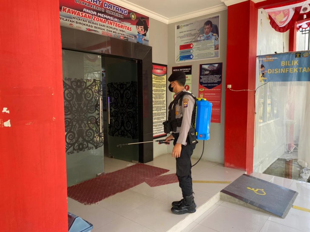 Cegah Penyebaran Covid-19, Sat Samapta Polres Kukar Semprotkan Disinfektan di Ruang Publik 8 13