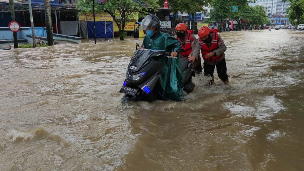 Bantu Masyarakat Terdampak Banjir di Balikpapan, Brimob Kaltim Terjunkan Tim Respons Bencana 8 4