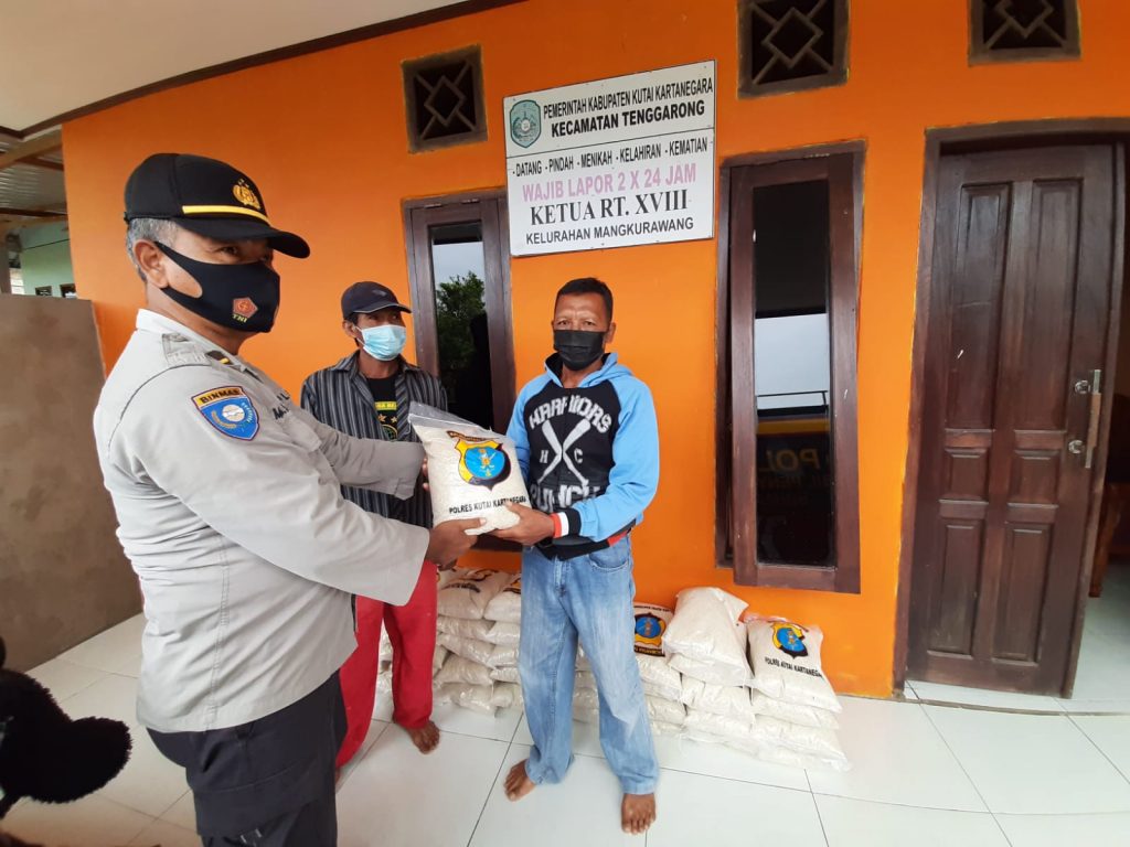 Polres Kukar Berikan Bantuan Sosial Terhadap Masyarakat Terdampak Covid-19 8 8