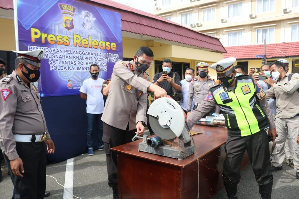 Gelar Konferensi Pers, 300 Knalpot Brong Dimusnahkan Polres Berau 9 6