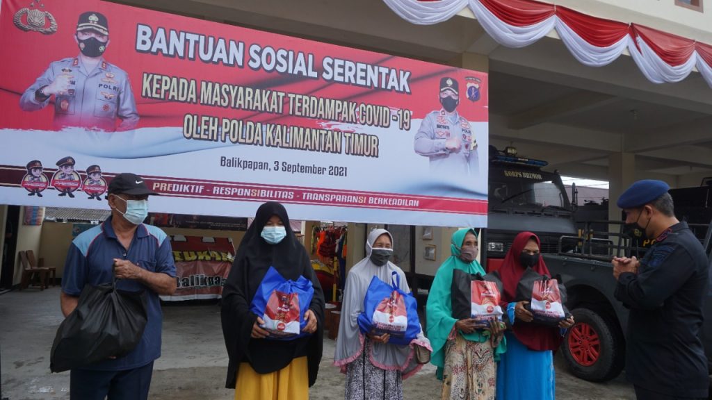 Bakti Polri Ditengah Pandemi Covid-19, Brimob Polda Kaltim Salurkan Ratusan Bantuan Paket Sembako dan 3 Ton Beras WhatsApp Image 2021 09 03 at 15.39.00