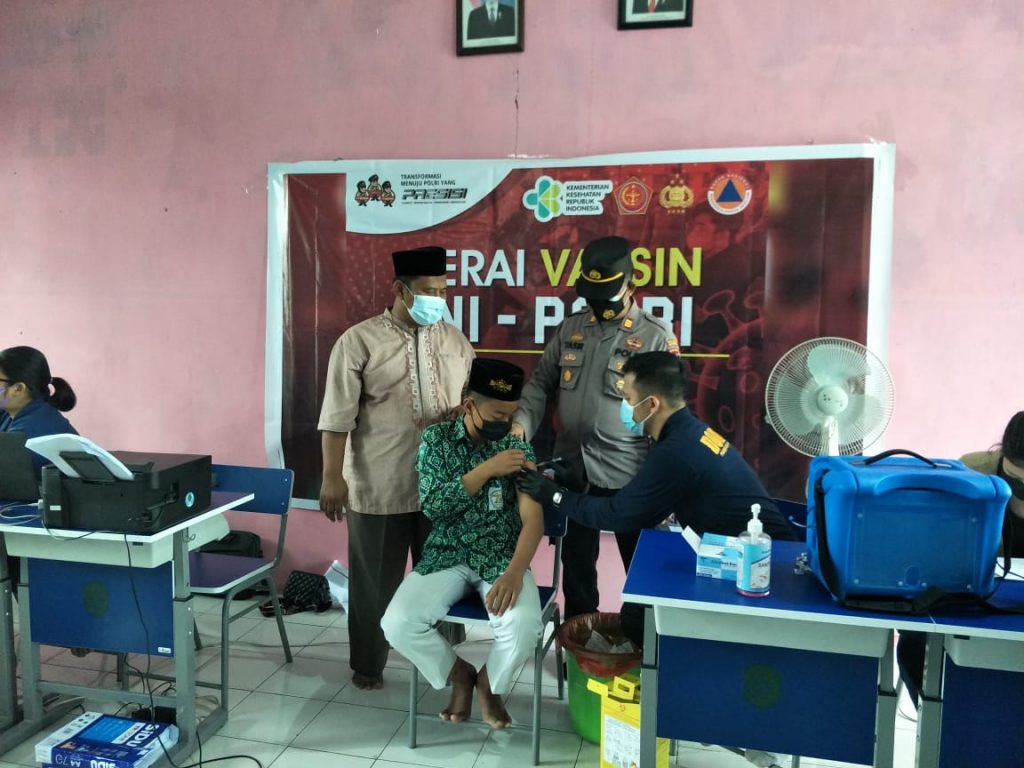 Dukung Program Percepatan Vaksinasi, Polsek Tenggarong Seberang Gelar Gerai Vaksin TNI-POLRI WhatsApp Image 2021 09 04 at 02.20.44