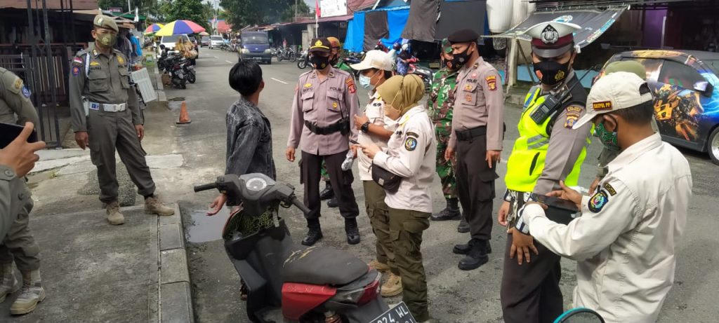 Pengawasan PPKM Level 3, Polres Bontang Gelar Patroli Gabungan WhatsApp Image 2021 09 04 at 06.20.56