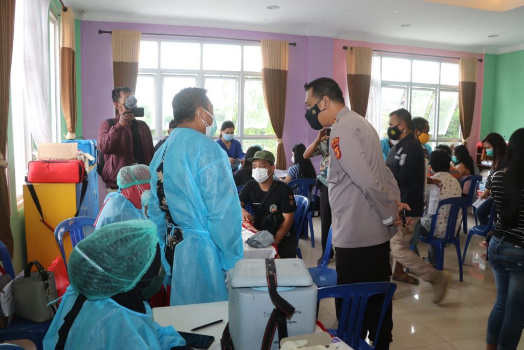 Targetkan 1000 Dosis, Kabid Humas Polda Kaltim Tinjau Vaksinasi di Gedung Serba Guna Batu Ampar dan Gereja Toraja Martadinata WhatsApp Image 2021 09 04 at 14.09.38