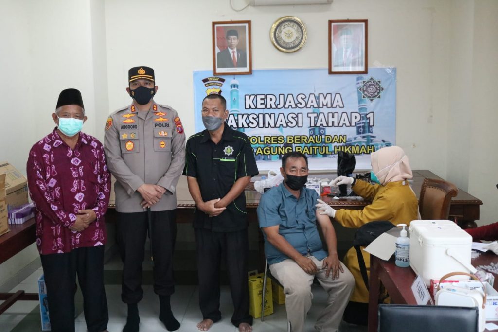 Polres Berau Dirikan Gerai Vaksinasi Merdeka di Masjid Agung Baitul Hikmah WhatsApp Image 2021 09 07 at 15.36.16
