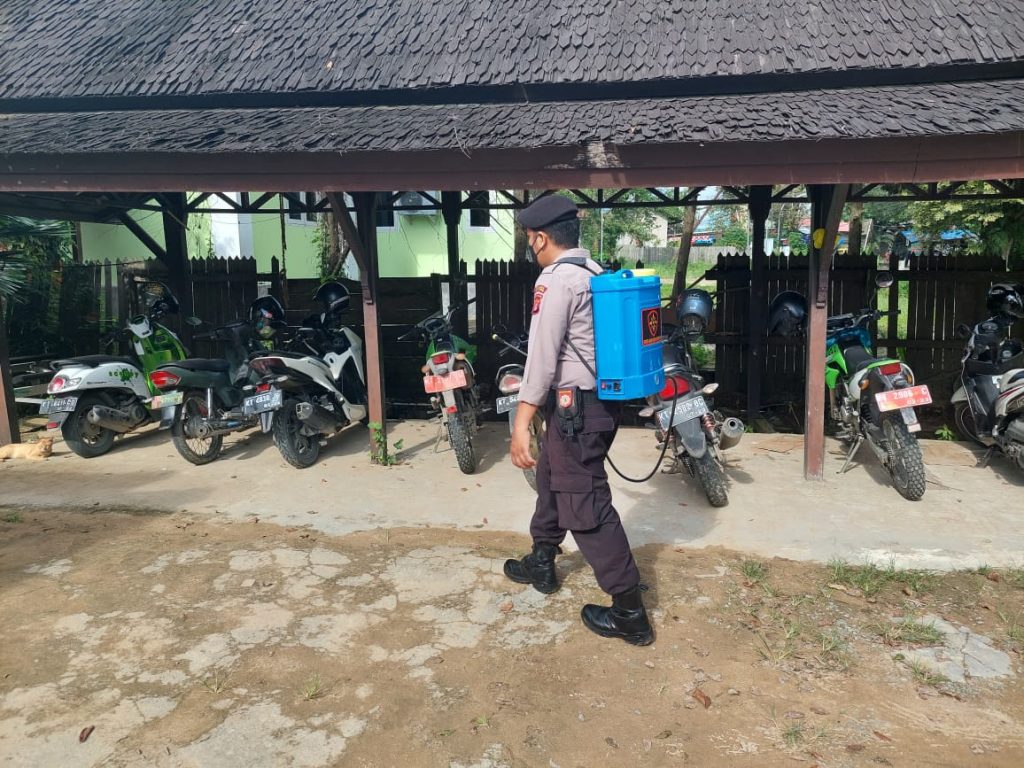Polres Kukar Laksanakan Penyemprotan Cairan Disinfektan Dalam Rangka PPKM Level 4 WhatsApp Image 2021 09 08 at 11.20.33