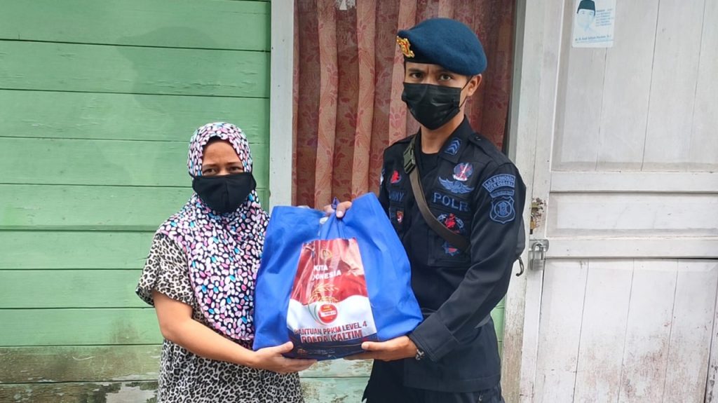 Brimob Kaltim Salurkan Bantuan Sosial Kepada Masyarakat Yang Terdampak Covid-19 di Samarinda WhatsApp Image 2021 09 08 at 18.55.37