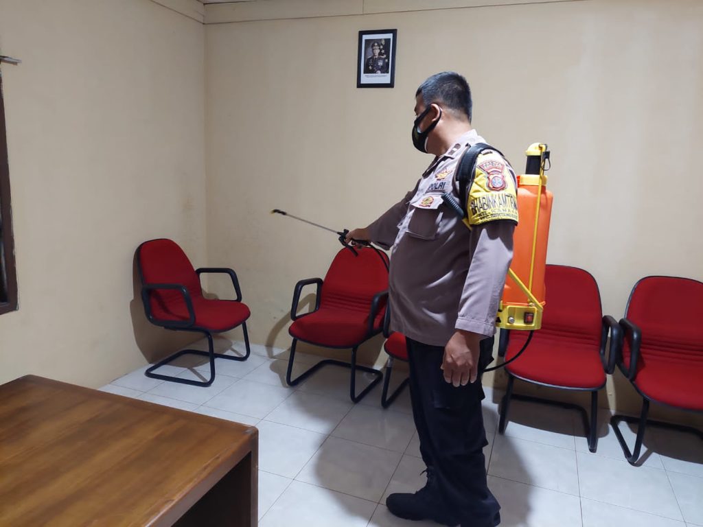 Cegah Penyebaran Covid-19, Polres Bontang Rutin Semprotkan Disinfektan ke Ruang Pelayanan WhatsApp Image 2021 09 09 at 18.03.54