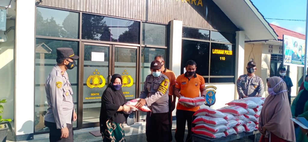 Polsek Bontang Utara Berbagi Beras Kepada Warga Kurang Mampu di Masa PPKM WhatsApp Image 2021 09 10 at 18.16.59