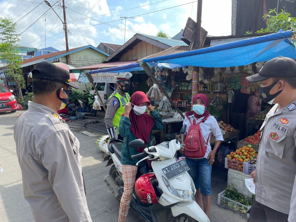 Operasi Yustisi di Kukar, Petugas Berikan Himbauan dan Edukasi Prokes Kepada Masyarakat WhatsApp Image 2021 09 11 at 09.42.57