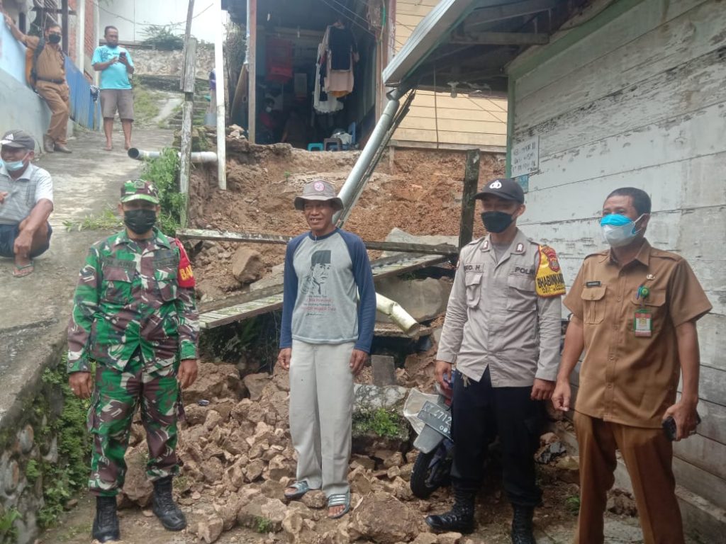 Tanggap Bencana, Bhabinkamtibmas dan Babinsa Kel. Dadi Mulya Datangi TKP Longsor di Samarinda Ulu WhatsApp Image 2021 09 14 at 10.31.40