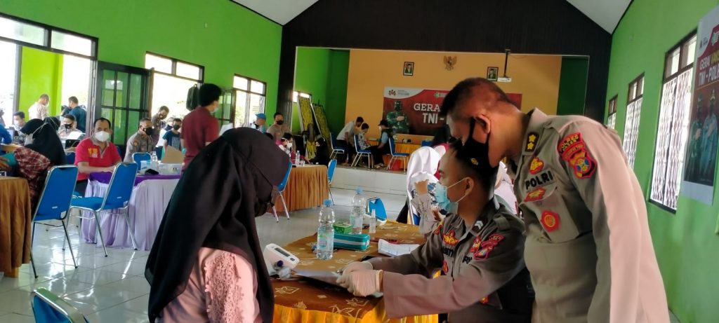 Polres Paser Berikan Layanan Vaksin Untuk Pelajar di SMPN 5 Tanah Grogot WhatsApp Image 2021 09 15 at 06.26.13