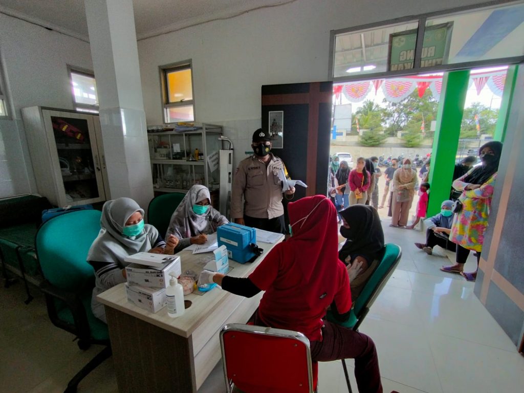 Polsek Loa Janan Melaksanakan Vaksinasi Massal Bertajuk Gerai Vaksin TNI-Polri WhatsApp Image 2021 09 15 at 11.36.51