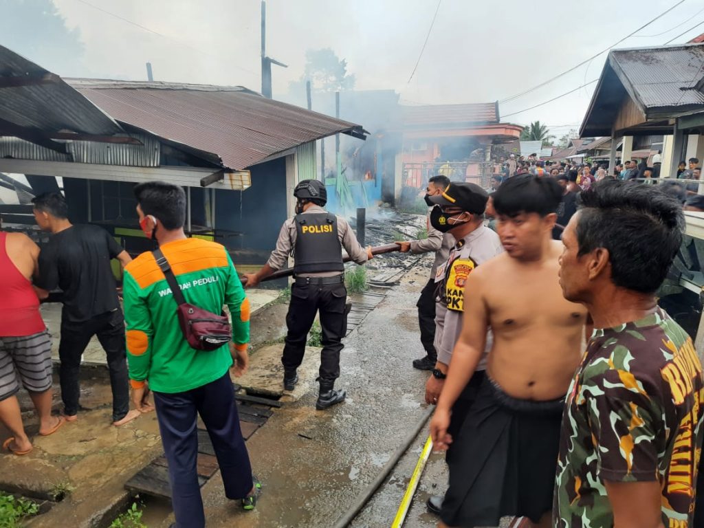 Datangi Lokasi Kebakaran, Personil Polres Berau Cepat Bantu Padamkan Api WhatsApp Image 2021 09 15 at 12.59.12