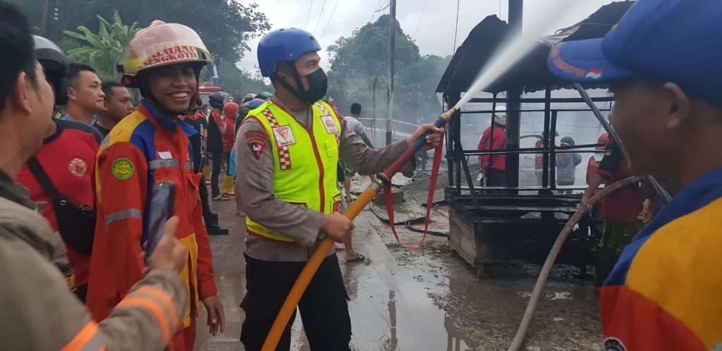 Terjadi Kebakaran, Brimob Kaltim Turunkan Tim Respon Bencana Untuk Padamkan Api WhatsApp Image 2021 09 16 at 15.55.08