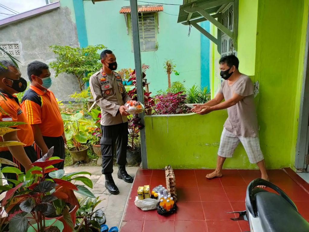 Peduli Kasih, Kapolsek Bontang Selatan Beri Bingkisan Personil Yang Sedang Isoman WhatsApp Image 2021 09 19 at 06.14.23
