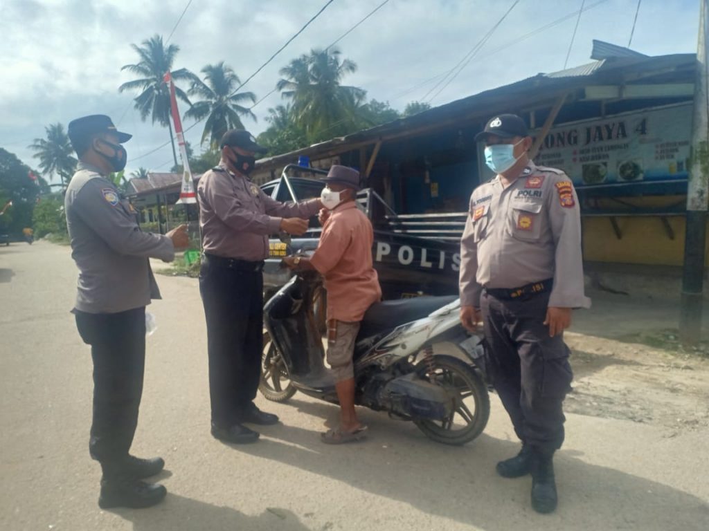 Cegah Penyebaran Covid-19, TNI-Polri di Bontang Bagikan Masker Gratis Kepada Masyarakat WhatsApp Image 2021 09 22 at 16.51.38
