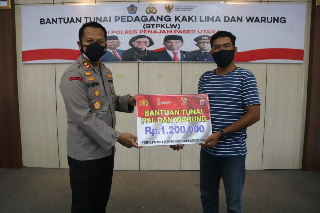 Kapolres PPU Salurkan Bantuan Tunai Kepada Para Pedagang Kaki Lima dan Warung WhatsApp Image 2021 09 23 at 08.04.42