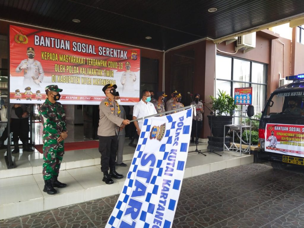 Kapolres Kukar Lepas Pendistribusian Bantuan Sosial Kepada Masyarakat Terdampak Covid-19 WhatsApp Image 2021 09 24 at 07.05.01