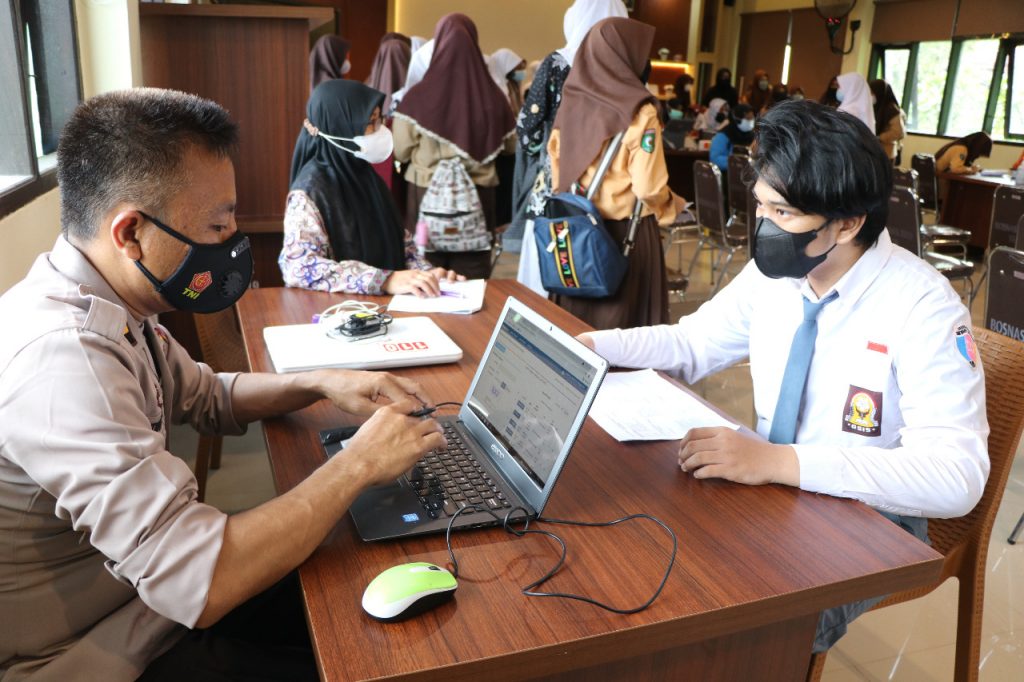 Biddokkes Polda Kaltim Gelar Vaksinasi Kepada Para Pelajar di SMKN 3 Balikpapan WhatsApp Image 2021 09 24 at 16.45.46