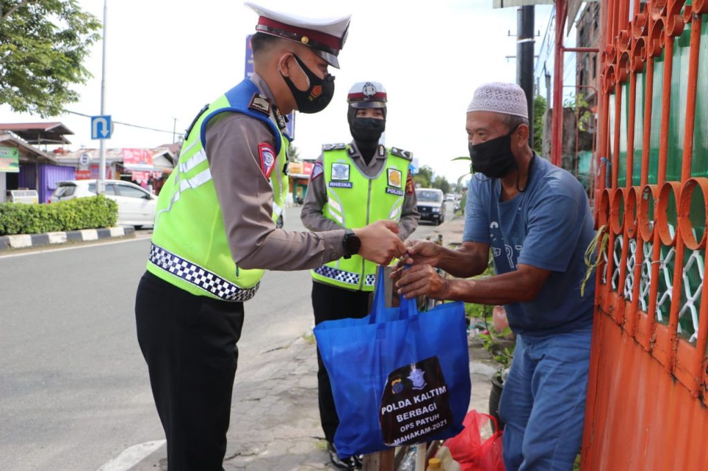 Ops Patuh Mahakam 2021, Ditlantas Polda Kaltim Bagikan Bansos dan Sampaikan Himbauan Prokes WhatsApp Image 2021 09 27 at 12.46.38