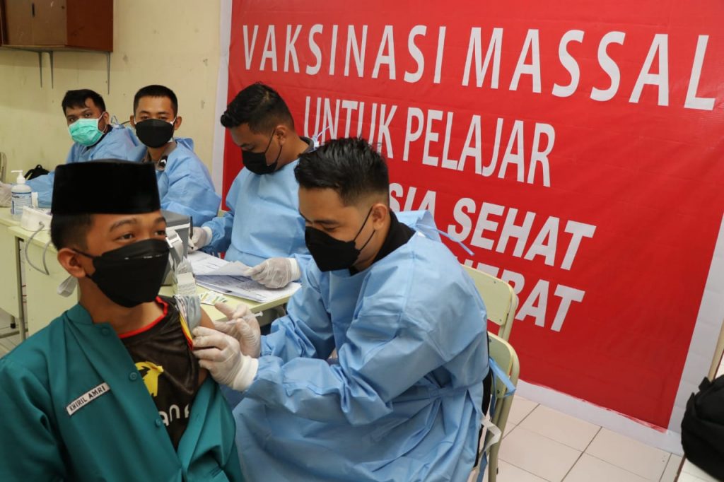 Bekerjasama Dengan BIN, Biddokkes Polda Kaltim Gelar Gerai Vaksin Presisi di Ponpes Hidayatullah dan Al-Mujahidin WhatsApp Image 2021 09 28 at 10.20.36