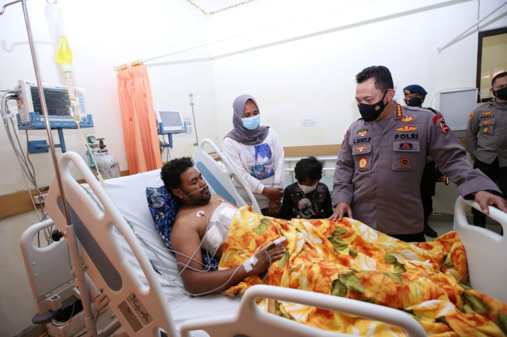 Jenguk Anggota Polri Korban Baku Tembak KKB, Kapolri: Kami Bangga Sama Kalian WhatsApp Image 2021 09 29 at 18.09.51