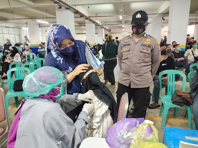 Dukung Herd Immunity Polsek KP Samarinda Beri Pengamanan Giat Vaksinasi Massal sam22