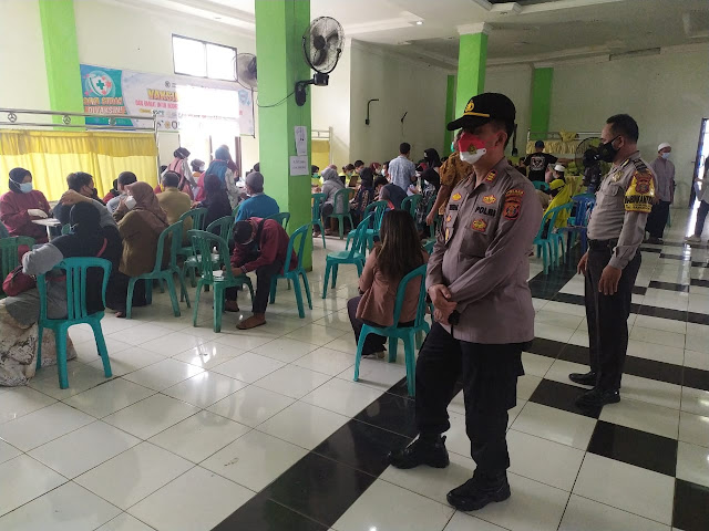 Tinjau Vaksinasi Massal, Kapolsek Samarinda Ulu : Animo Masyarakat Sangat Tinggi smd