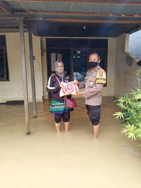 Peduli Korban Banjir, Polsek Samarinda Seberang Berikan Bantuan Sosial ss