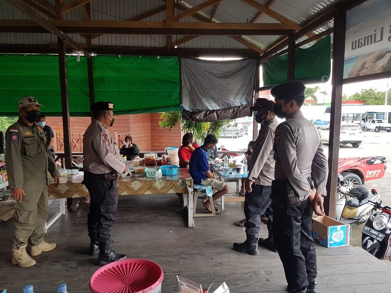 Gelar Patroli KRYD, Polres Bontang Bersama Satpol PP Bagikan Masker Serta Himbau Masyarakat Patuhi Prokes 1 1