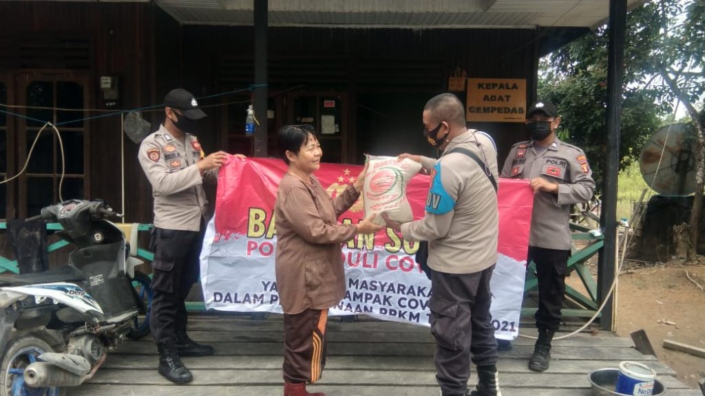 Wujud Kepedulian Polri, Jajaran Polres Kubar Bagikan Sembako kepada Warga Ditengah Pandemi Covid-19 1