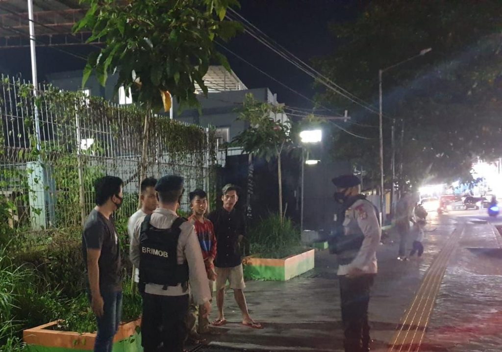 Sambangi Pemuda Nongkrong, Patroli Brimob Kaltim Imbau Terapkan Prokes dan Wajib Pakai Masker 1 11