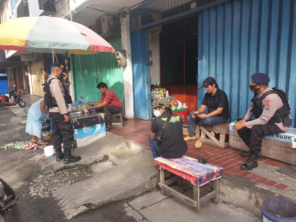 Patroli Dialogis, Brimob Polda Kaltim Sambangi Warga Ingatkan Agar Patuhi Prokes 1 13