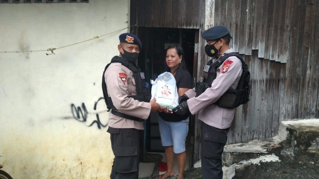Wujud Kasih Polri Ditengah Pandemi, Brimob Kaltim Bagi Sembako Kepada Warga 1 4