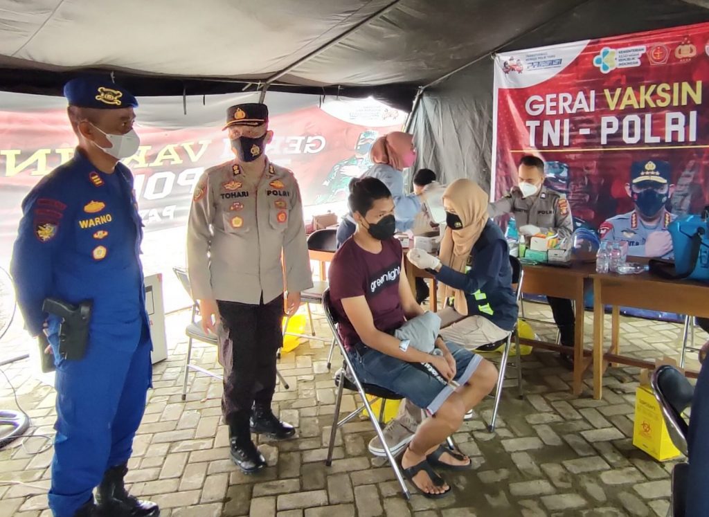 Polres Paser Kembali Gelar Gerai Vaksin TNI-Polri di Pelabuhan Desa Pondong Guna Wujudkan Percepatan Herd Immunity 10 1