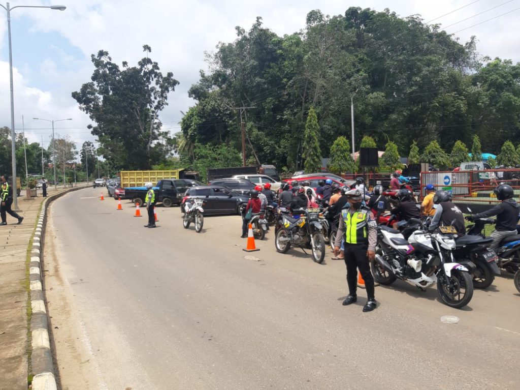 Terjadi Antrean di SPBU, Polres Kutai Barat Imbau Pembeli Tidak Berkerumun 11 2