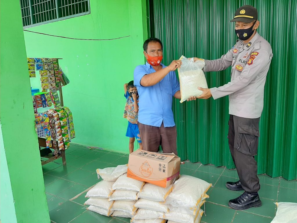 Bagikan Bantuan Sosial kepada Masyarakat, Wujud Kepedulian Polres Kukar Terhadap Sesama Ditengah Pandemi 12 8