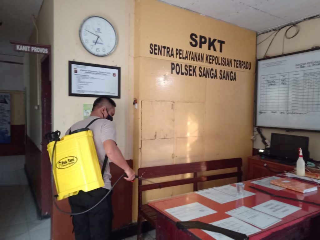 Antisipasi Penyebaran Covid-19, Personel Polres Kukar Laksanakan Penyemprotan Disinfektan 13 3