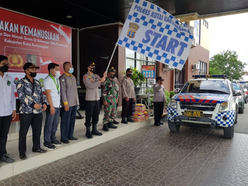 Polres Kukar Gelar Gerakan Kemanusiaan, Bagikan Sembako kepada Warga Terdampak Pandemi Covid-19 14