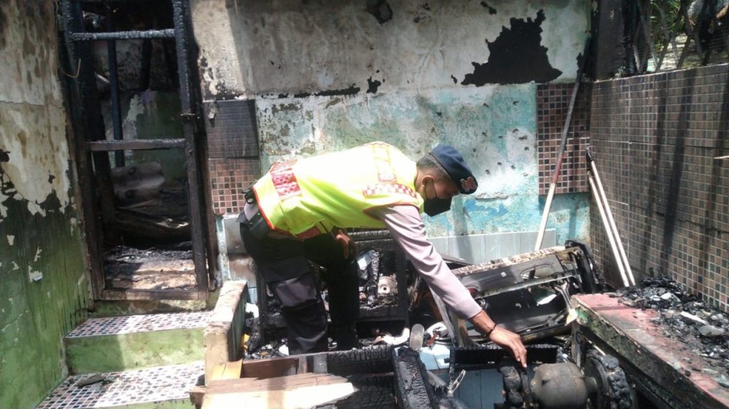 Kebakaran di Gn. Empat Balikpapan, Tim Respons Bencana Brimob Polda Kaltim Bantu Evakuasi 16 1