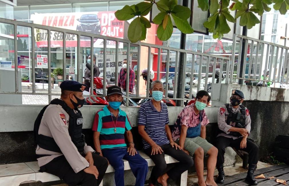 Melalui Patroli Dialogis, Brimob Kaltim Berikan Imbauan Prokes kepada Masyarakat 2 1