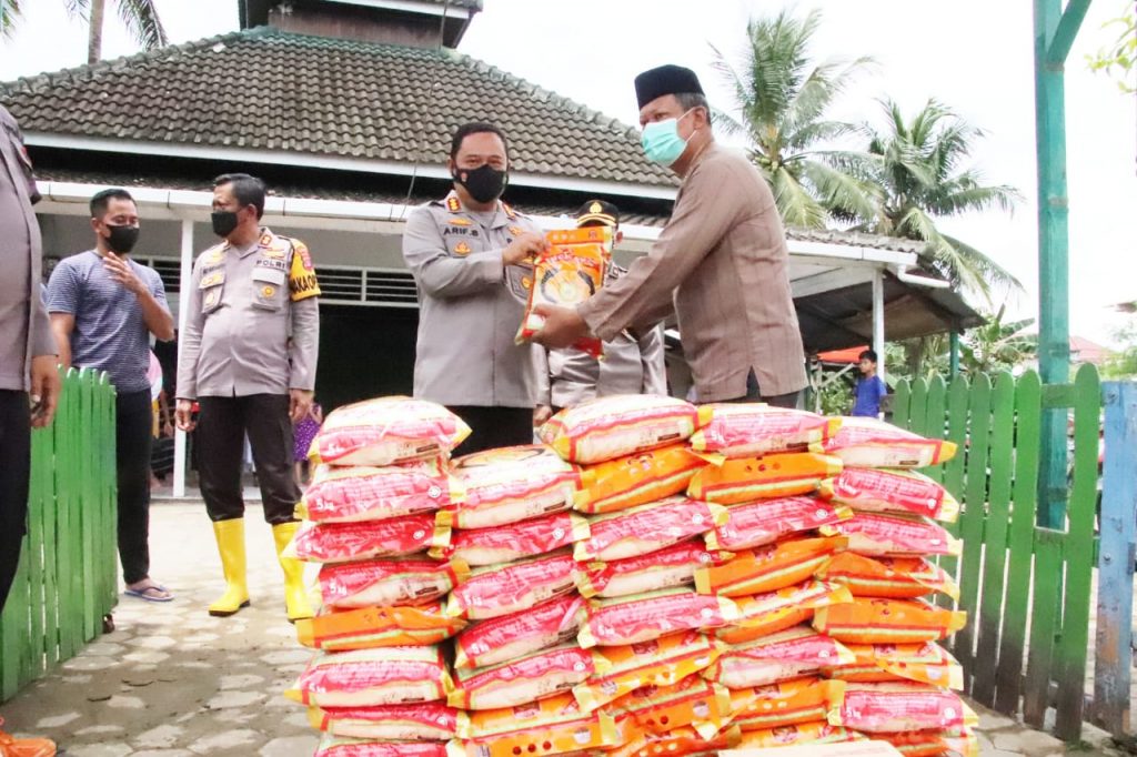 Tinjau Lokasi Banjir, Kapolresta Samarinda Serahkan Bantuan kepada Warga 2 11