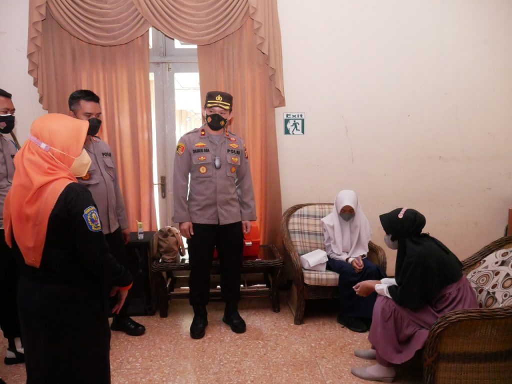 Wakapolres Bontang Tinjau Gerai Vaksin Presisi Dosis 2 Untuk Pelajar dan Remaja 2 6