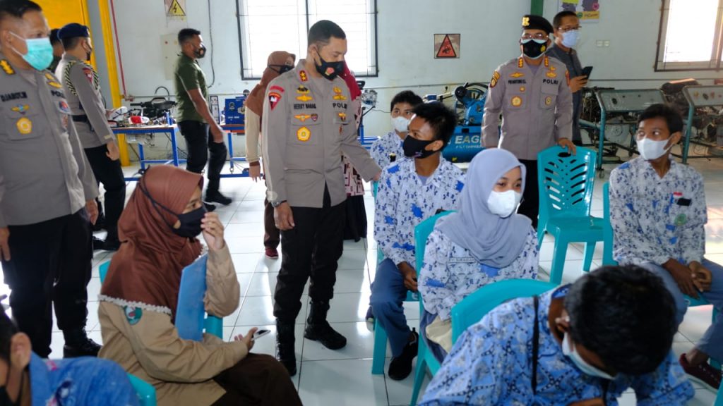 Kapolda Kaltim Tinjau Pelaksanaan Vaksinasi di SMKN 6 Balikpapan 26