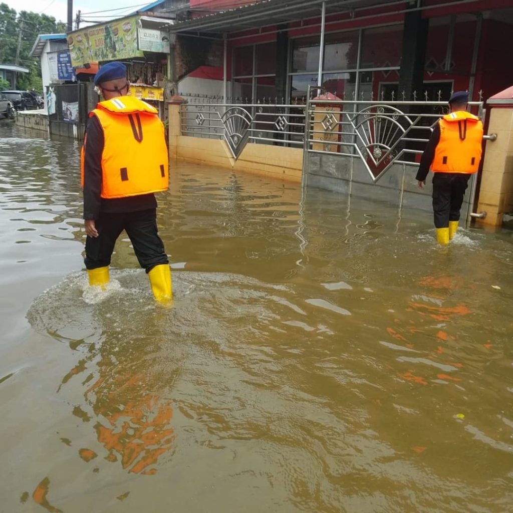 Banjir di Samarinda, Tim SAR Brimob Batalyon B Lakukan Patroli dan Evakuasi 3 10